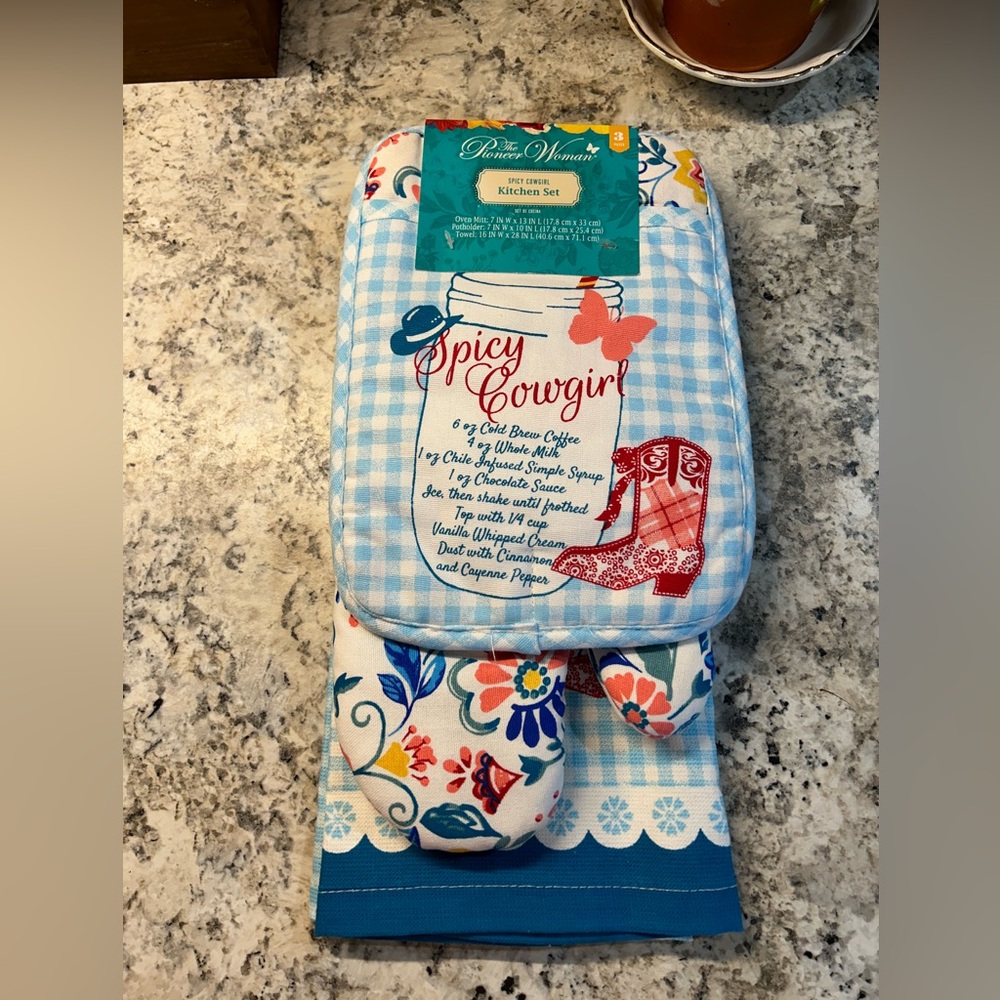 NEW!  The Pioneer Woman - SPICY COWGIRL 3 pc Kitchen set.